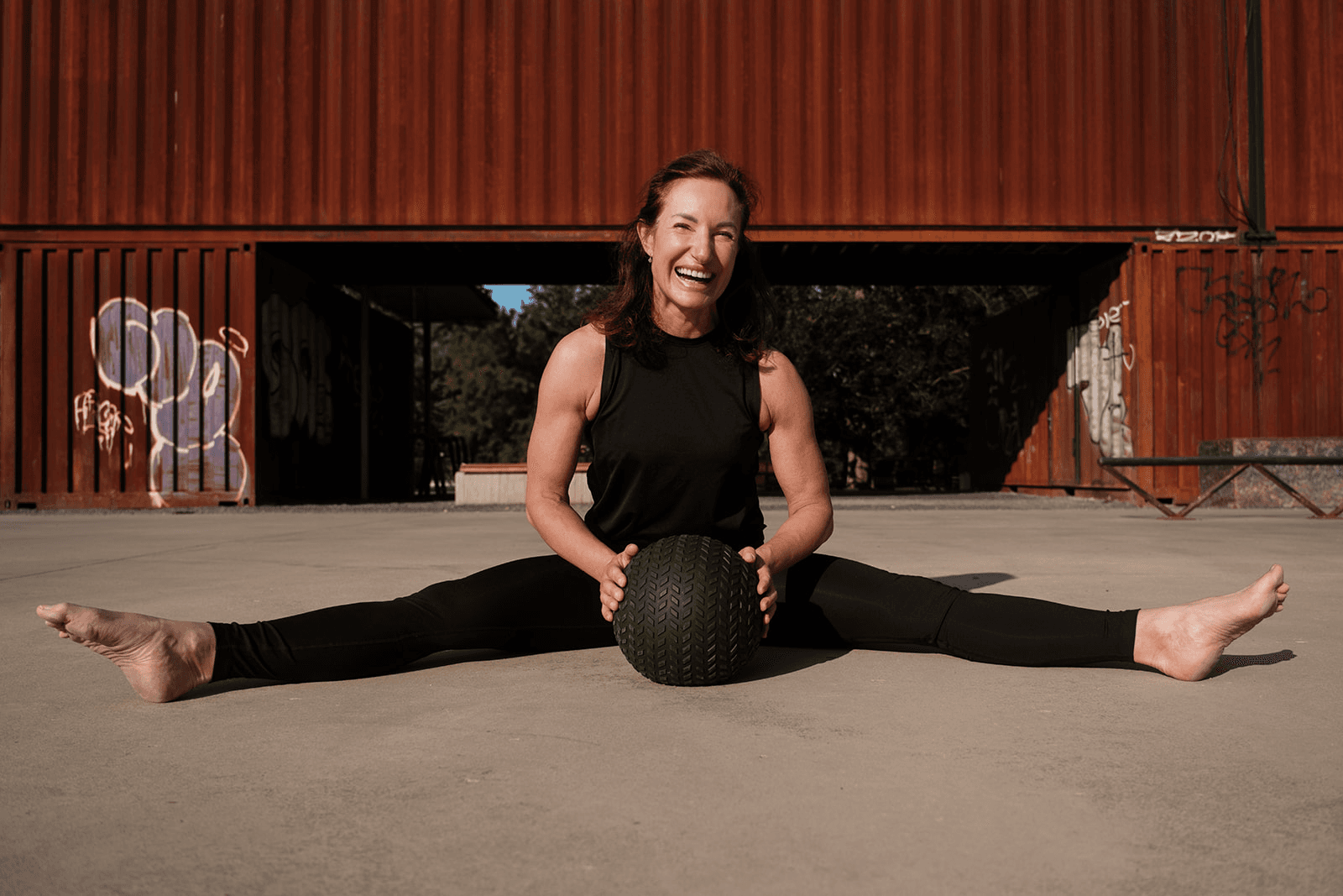 Osobní trenér při cvičení s klientem